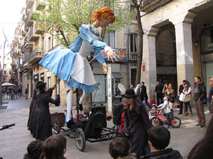 Espectacle a la Rambla de la Llibertat. El somni d'Alícia, per la Cia. Teatre Nu 