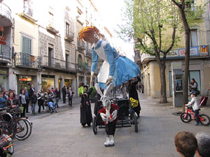 Espectacle a la Rambla de la Llibertat. El somni d'Alícia, per la Cia. Teatre Nu 