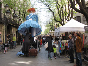 Espectacle a la Rambla de la Llibertat. El somni d'Alícia, per la Cia. Teatre Nu 