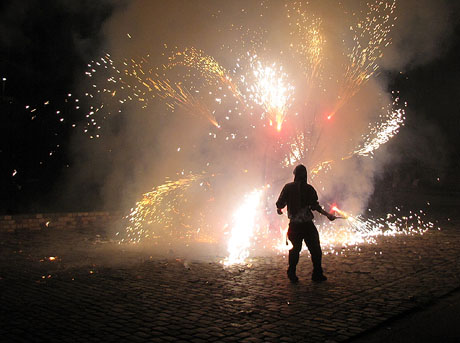 Und&agrave;rius, festival d'estiu de Girona de cultura popular i tradicional. El correfoc dels Diables de l'Onyar