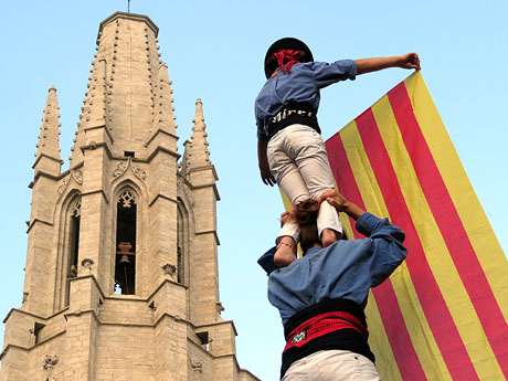 Und&agrave;rius, festival d'estiu de Girona de cultura popular i tradicional. Castells pels Marrecs de Salt