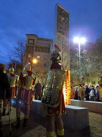 Els Manaies, formats al costat del monòlit