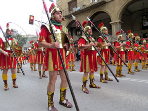 75&egrave; aniversari Associaci&oacute; de Jes&uacute;s Crucificat - Manaies de Girona. Vexillatio Gerundensis. Desfilada de 781 manaies pels carrers de Girona