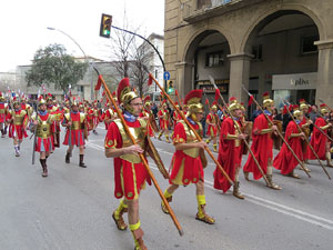 75&egrave; aniversari Associaci&oacute; de Jes&uacute;s Crucificat - Manaies de Girona. Vexillatio Gerundensis. Desfilada de 781 manaies pels carrers de Girona