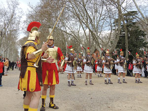 75&egrave; aniversari Associaci&oacute; de Jes&uacute;s Crucificat - Manaies de Girona. Vexillatio Gerundensis. Desfilada de 781 manaies pels carrers de Girona
