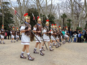 75&egrave; aniversari Associaci&oacute; de Jes&uacute;s Crucificat - Manaies de Girona. Vexillatio Gerundensis. Desfilada de 781 manaies pels carrers de Girona