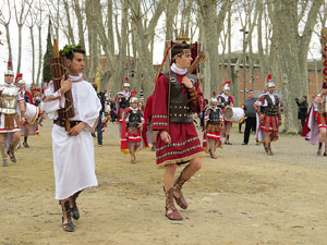 75&egrave; aniversari Associaci&oacute; de Jes&uacute;s Crucificat - Manaies de Girona. Vexillatio Gerundensis. Desfilada de 781 manaies pels carrers de Girona