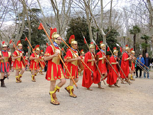 75&egrave; aniversari Associaci&oacute; de Jes&uacute;s Crucificat - Manaies de Girona. Vexillatio Gerundensis. Desfilada de 781 manaies pels carrers de Girona