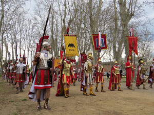 75&egrave; aniversari Associaci&oacute; de Jes&uacute;s Crucificat - Manaies de Girona. Vexillatio Gerundensis. Desfilada de 781 manaies pels carrers de Girona