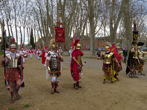 75&egrave; aniversari Associaci&oacute; de Jes&uacute;s Crucificat - Manaies de Girona. Vexillatio Gerundensis. Desfilada de 781 manaies pels carrers de Girona
