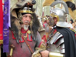 75&egrave; aniversari Associaci&oacute; de Jes&uacute;s Crucificat - Manaies de Girona. Vexillatio Gerundensis. Desfilada de 781 manaies pels carrers de Girona