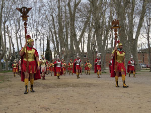 75&egrave; aniversari Associaci&oacute; de Jes&uacute;s Crucificat - Manaies de Girona. Vexillatio Gerundensis. Desfilada de 781 manaies pels carrers de Girona
