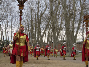 75&egrave; aniversari Associaci&oacute; de Jes&uacute;s Crucificat - Manaies de Girona. Vexillatio Gerundensis. Desfilada de 781 manaies pels carrers de Girona