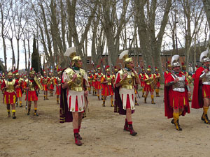 75&egrave; aniversari Associaci&oacute; de Jes&uacute;s Crucificat - Manaies de Girona. Vexillatio Gerundensis. Desfilada de 781 manaies pels carrers de Girona