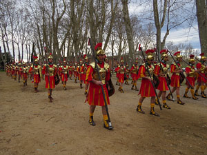 75&egrave; aniversari Associaci&oacute; de Jes&uacute;s Crucificat - Manaies de Girona. Vexillatio Gerundensis. Desfilada de 781 manaies pels carrers de Girona