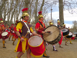 75&egrave; aniversari Associaci&oacute; de Jes&uacute;s Crucificat - Manaies de Girona. Vexillatio Gerundensis. Desfilada de 781 manaies pels carrers de Girona