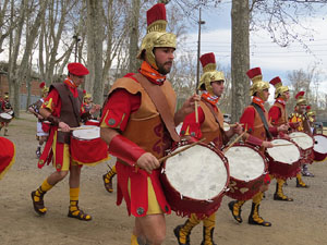 75&egrave; aniversari Associaci&oacute; de Jes&uacute;s Crucificat - Manaies de Girona. Vexillatio Gerundensis. Desfilada de 781 manaies pels carrers de Girona