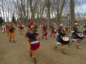 75&egrave; aniversari Associaci&oacute; de Jes&uacute;s Crucificat - Manaies de Girona. Vexillatio Gerundensis. Desfilada de 781 manaies pels carrers de Girona