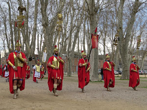 75&egrave; aniversari Associaci&oacute; de Jes&uacute;s Crucificat - Manaies de Girona. Vexillatio Gerundensis. Desfilada de 781 manaies pels carrers de Girona
