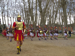 75&egrave; aniversari Associaci&oacute; de Jes&uacute;s Crucificat - Manaies de Girona. Vexillatio Gerundensis. Desfilada de 781 manaies pels carrers de Girona