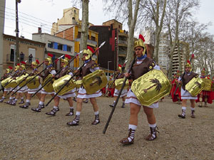 75&egrave; aniversari Associaci&oacute; de Jes&uacute;s Crucificat - Manaies de Girona. Vexillatio Gerundensis. Desfilada de 781 manaies pels carrers de Girona