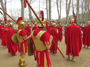 75&egrave; aniversari Associaci&oacute; de Jes&uacute;s Crucificat - Manaies de Girona. Vexillatio Gerundensis. Desfilada de 781 manaies pels carrers de Girona