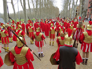 75&egrave; aniversari Associaci&oacute; de Jes&uacute;s Crucificat - Manaies de Girona. Vexillatio Gerundensis. Desfilada de 781 manaies pels carrers de Girona