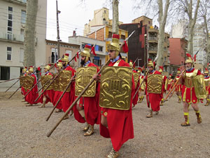 75&egrave; aniversari Associaci&oacute; de Jes&uacute;s Crucificat - Manaies de Girona. Vexillatio Gerundensis. Desfilada de 781 manaies pels carrers de Girona