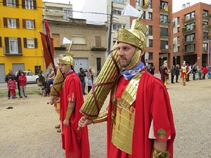 75&egrave; aniversari Associaci&oacute; de Jes&uacute;s Crucificat - Manaies de Girona. Vexillatio Gerundensis. Desfilada de 781 manaies pels carrers de Girona