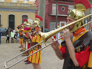 75&egrave; aniversari Associaci&oacute; de Jes&uacute;s Crucificat - Manaies de Girona. Vexillatio Gerundensis. Desfilada de 781 manaies pels carrers de Girona