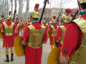 75&egrave; aniversari Associaci&oacute; de Jes&uacute;s Crucificat - Manaies de Girona. Vexillatio Gerundensis. Desfilada de 781 manaies pels carrers de Girona