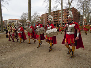 75&egrave; aniversari Associaci&oacute; de Jes&uacute;s Crucificat - Manaies de Girona. Vexillatio Gerundensis. Desfilada de 781 manaies pels carrers de Girona