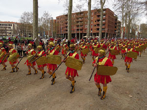 75&egrave; aniversari Associaci&oacute; de Jes&uacute;s Crucificat - Manaies de Girona. Vexillatio Gerundensis. Desfilada de 781 manaies pels carrers de Girona