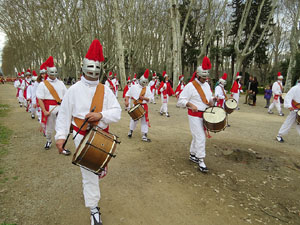 75&egrave; aniversari Associaci&oacute; de Jes&uacute;s Crucificat - Manaies de Girona. Vexillatio Gerundensis. Desfilada de 781 manaies pels carrers de Girona