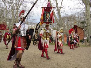 75&egrave; aniversari Associaci&oacute; de Jes&uacute;s Crucificat - Manaies de Girona. Vexillatio Gerundensis. Desfilada de 781 manaies pels carrers de Girona