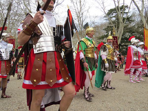 75&egrave; aniversari Associaci&oacute; de Jes&uacute;s Crucificat - Manaies de Girona. Vexillatio Gerundensis. Desfilada de 781 manaies pels carrers de Girona