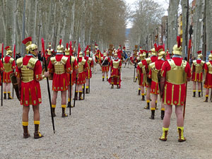 75&egrave; aniversari Associaci&oacute; de Jes&uacute;s Crucificat - Manaies de Girona. Vexillatio Gerundensis. Desfilada de 781 manaies pels carrers de Girona