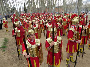 75&egrave; aniversari Associaci&oacute; de Jes&uacute;s Crucificat - Manaies de Girona. Vexillatio Gerundensis. Desfilada de 781 manaies pels carrers de Girona
