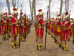 75&egrave; aniversari Associaci&oacute; de Jes&uacute;s Crucificat - Manaies de Girona. Vexillatio Gerundensis. Desfilada de 781 manaies pels carrers de Girona