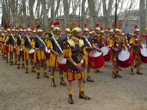 75&egrave; aniversari Associaci&oacute; de Jes&uacute;s Crucificat - Manaies de Girona. Vexillatio Gerundensis. Desfilada de 781 manaies pels carrers de Girona