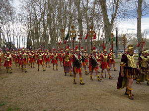 75&egrave; aniversari Associaci&oacute; de Jes&uacute;s Crucificat - Manaies de Girona. Vexillatio Gerundensis. Desfilada de 781 manaies pels carrers de Girona