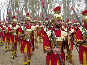 75&egrave; aniversari Associaci&oacute; de Jes&uacute;s Crucificat - Manaies de Girona. Vexillatio Gerundensis. Desfilada de 781 manaies pels carrers de Girona