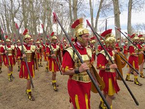 75&egrave; aniversari Associaci&oacute; de Jes&uacute;s Crucificat - Manaies de Girona. Vexillatio Gerundensis. Desfilada de 781 manaies pels carrers de Girona