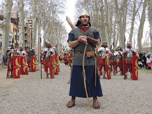 75&egrave; aniversari Associaci&oacute; de Jes&uacute;s Crucificat - Manaies de Girona. Vexillatio Gerundensis. Desfilada de 781 manaies pels carrers de Girona