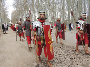 75&egrave; aniversari Associaci&oacute; de Jes&uacute;s Crucificat - Manaies de Girona. Vexillatio Gerundensis. Desfilada de 781 manaies pels carrers de Girona