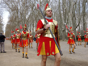 75&egrave; aniversari Associaci&oacute; de Jes&uacute;s Crucificat - Manaies de Girona. Vexillatio Gerundensis. Desfilada de 781 manaies pels carrers de Girona