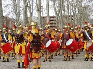 75&egrave; aniversari Associaci&oacute; de Jes&uacute;s Crucificat - Manaies de Girona. Vexillatio Gerundensis. Desfilada de 781 manaies pels carrers de Girona