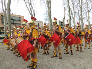75&egrave; aniversari Associaci&oacute; de Jes&uacute;s Crucificat - Manaies de Girona. Vexillatio Gerundensis. Desfilada de 781 manaies pels carrers de Girona