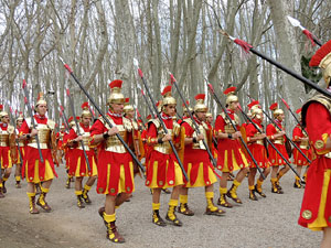 75&egrave; aniversari Associaci&oacute; de Jes&uacute;s Crucificat - Manaies de Girona. Vexillatio Gerundensis. Desfilada de 781 manaies pels carrers de Girona
