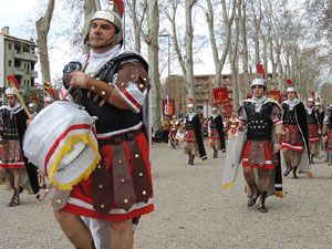 75&egrave; aniversari Associaci&oacute; de Jes&uacute;s Crucificat - Manaies de Girona. Vexillatio Gerundensis. Desfilada de 781 manaies pels carrers de Girona